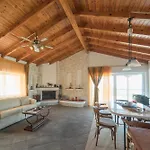 Ourdreamhouses Hereou Loutraki בית הארחה 4*
