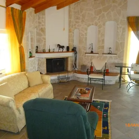 Ourdreamhouses Hereou Loutraki בית הארחה